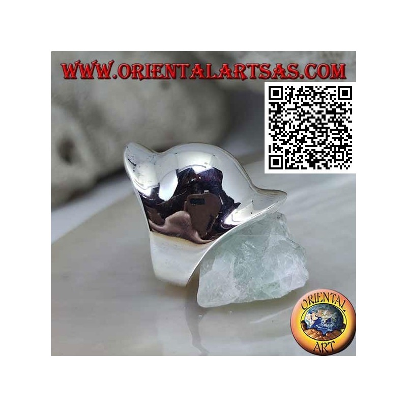 Glatter silberner Ring in Form einer Rüstungskappe