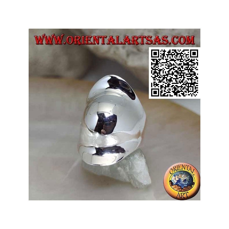 Glatter silberner Ring in Form einer Rüstungskappe