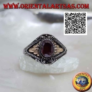 Silberring mit ovalem Granat und dreieckigen Kordeln mit Goldplatte