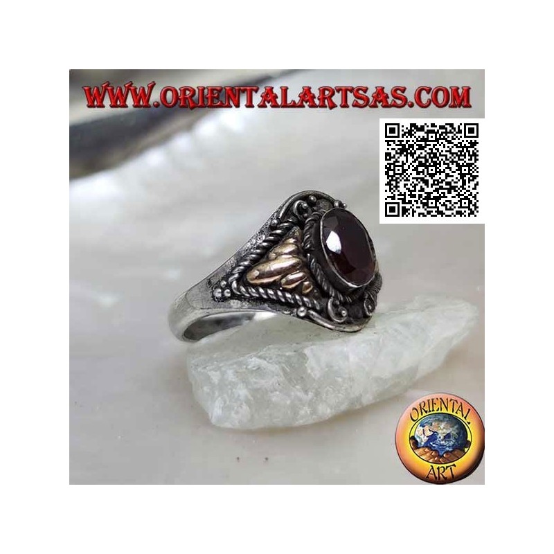 Anello in argento con granato ovale e cordini a triangoli con piastrina d'oro