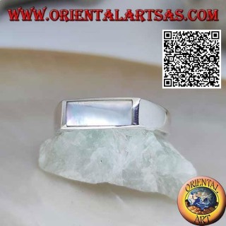Anillo de plata con nácar rectangular horizontal cerca del borde sobre un marco liso