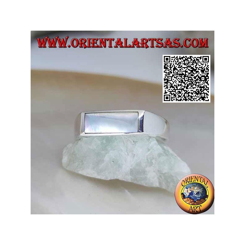 Anillo de plata con nácar rectangular horizontal cerca del borde sobre un marco liso