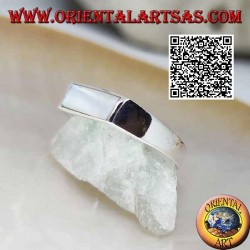 Anillo de plata con nácar rectangular horizontal cerca del borde sobre un marco liso