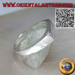 Anillo de plata con nácar rectangular horizontal cerca del borde sobre un marco liso