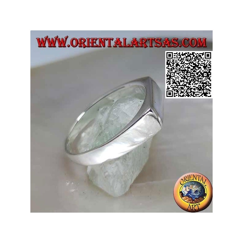 Bague en argent avec nacre rectangulaire horizontale près du bord sur une monture lisse