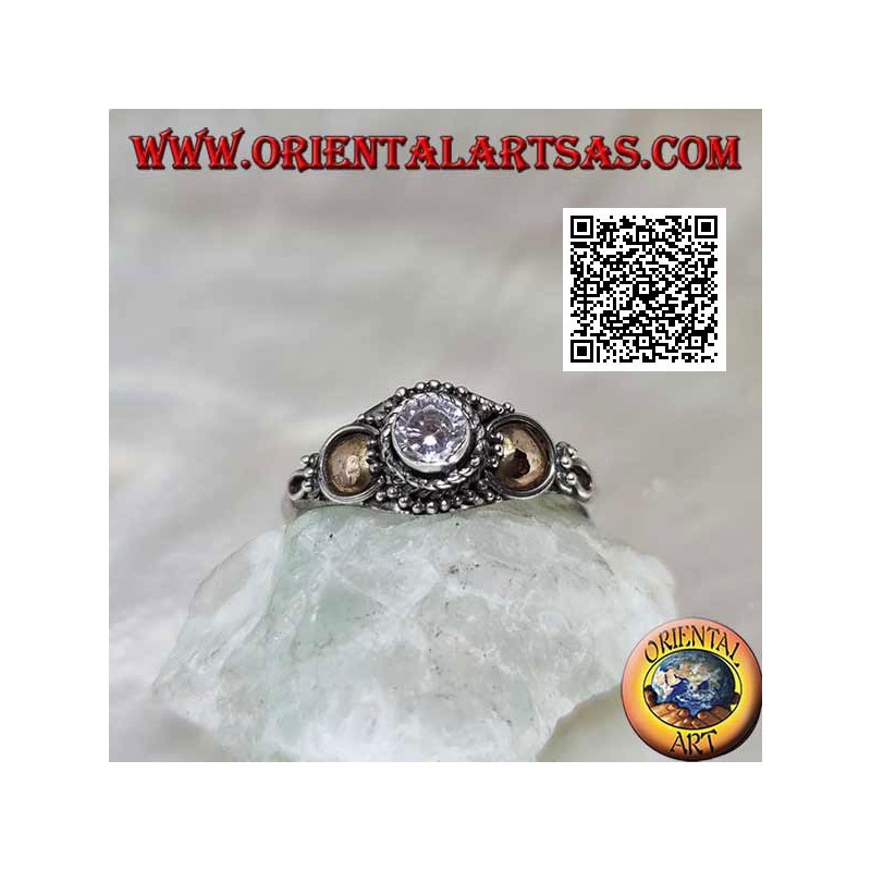 Ethnischer Silberring mit rundem Zirkon und goldenen Scheiben