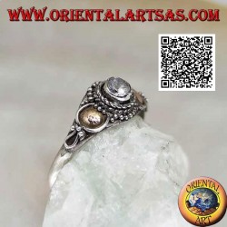 Ethnischer Silberring mit rundem Zirkon und goldenen Scheiben