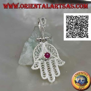 Ciondolo in argento mano di Fatima a decorazione etnica traforata e zircone color rubino incastonato