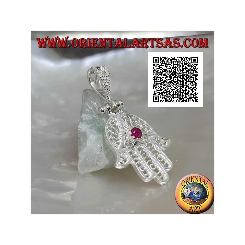Ciondolo in argento mano di Fatima a decorazione etnica traforata e zircone color rubino incastonato