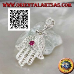Colgante Mano de Fátima de plata con decoración étnica perforada y engastado de circonitas color rubí