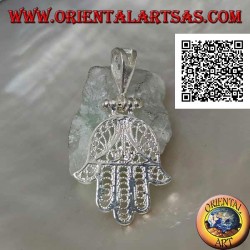 Colgante Mano de Fátima de plata con decoración étnica perforada y engastado de circonitas en color zafiro