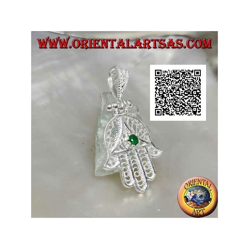 Ciondolo in argento mano di Fatima a decorazione etnica traforata e zircone color smeraldo incastonato