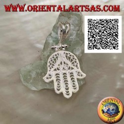 Colgante Mano de Fátima de plata con decoración étnica perforada y engastado de circonitas color esmeralda