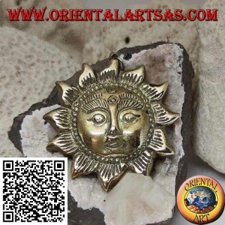 Ciondolo nepalese a forma di sole con volto in rilievo in ottone