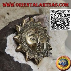 Pendentif népalais en forme de soleil avec un visage en relief en laiton