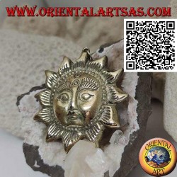 Pendentif népalais en forme de soleil avec un visage en relief en laiton