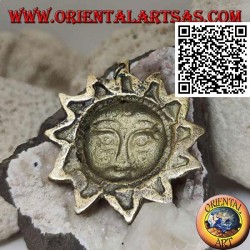 Nepalesischer Anhänger in Form einer Sonne mit einem Reliefgesicht aus Messing