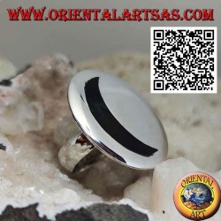 Anillo de plata con luna de ónix hueca sobre una gran placa redonda lisa