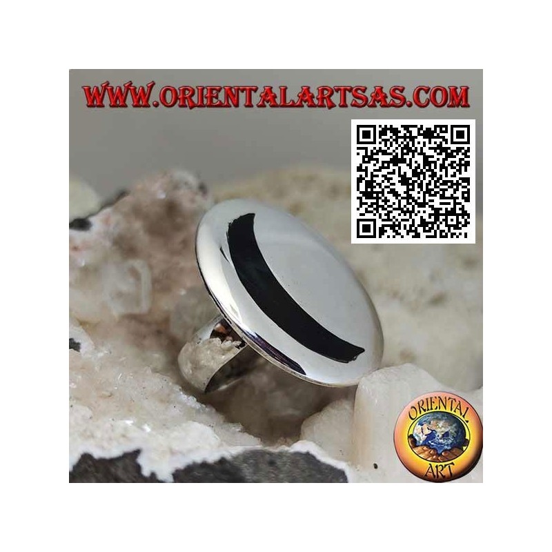 Anillo de plata con luna de ónix hueca sobre una gran placa redonda lisa