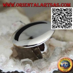 Anillo de plata con luna de ónix hueca sobre una gran placa redonda lisa