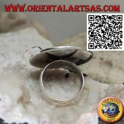 Anillo de plata con luna de ónix hueca sobre una gran placa redonda lisa