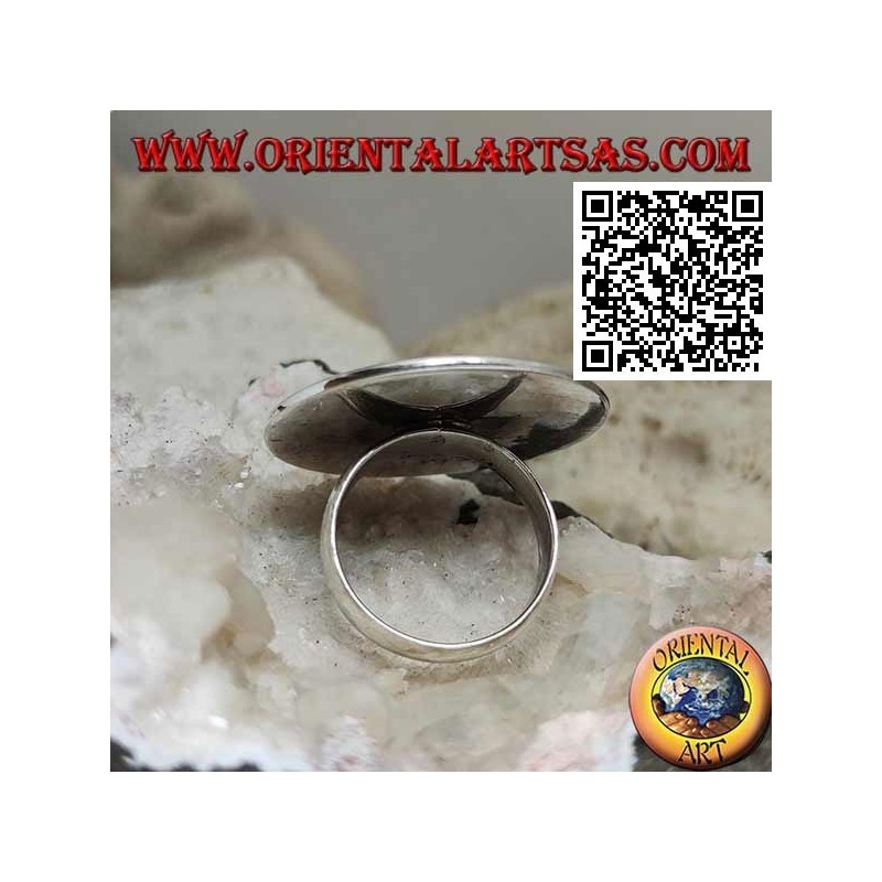 Anillo de plata con luna de ónix hueca sobre una gran placa redonda lisa