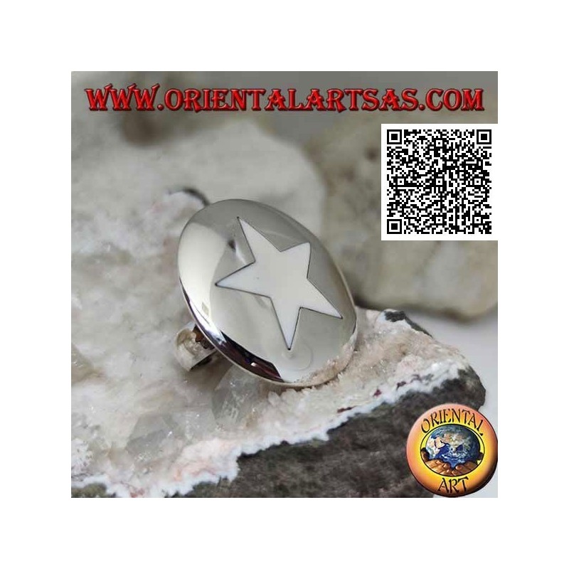 Anillo de plata con estrella de nácar sobre gran plato redondo liso