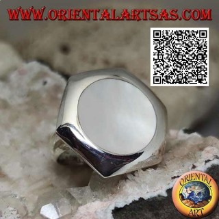 Anillo de plata con nácar redondo engastado al ras del borde en una placa hexagonal lisa