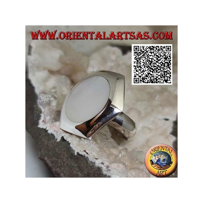 Bague en argent avec nacre ronde sertie au ras du bord sur une plaque hexagonale lisse