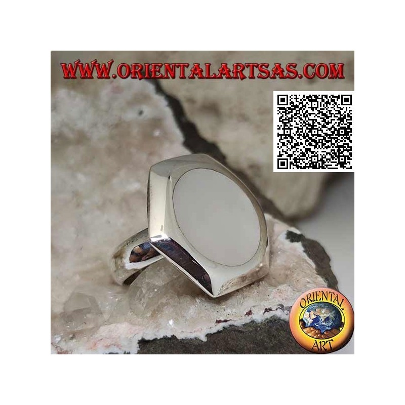 Anello in argento con madreperla tonda incastonata a filo bordo su piastra esagonale liscia