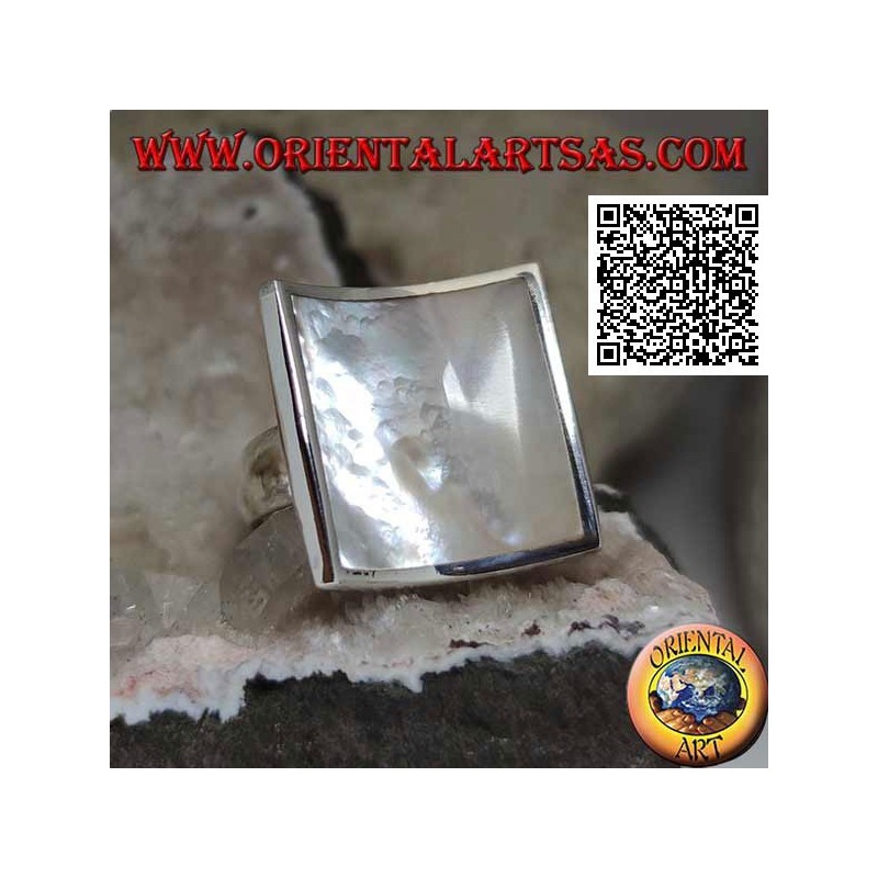 Anillo cóncavo cuadrado de plata con nácar engastado al ras del borde