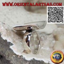 Anillo cóncavo cuadrado de plata con nácar engastado al ras del borde