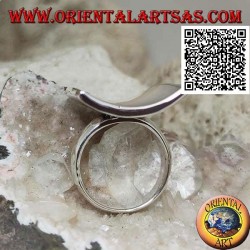 Anillo cóncavo cuadrado de plata con nácar engastado al ras del borde