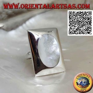 Anello in argento con madreperla ovale a filo su piastra rettangolare liscia  
