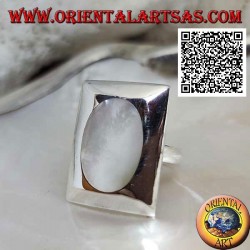 Bague en argent avec nacre ovale affleurant sur une plaque rectangulaire lisse