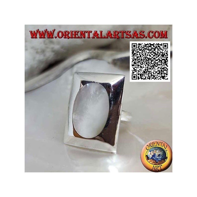 Bague en argent avec nacre ovale affleurant sur une plaque rectangulaire lisse