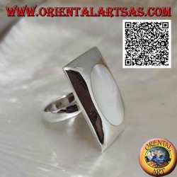 Anillo de plata con nácar ovalado al ras sobre una placa rectangular lisa