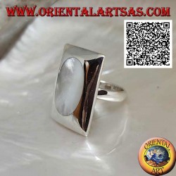 Bague en argent avec nacre ovale affleurant sur une plaque rectangulaire lisse
