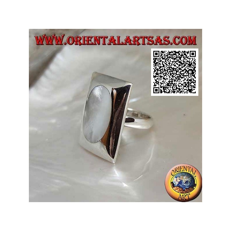 Bague en argent avec nacre ovale affleurant sur une plaque rectangulaire lisse