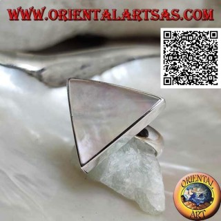 Bague en argent avec grande nacre triangulaire sertie dans un bord lisse