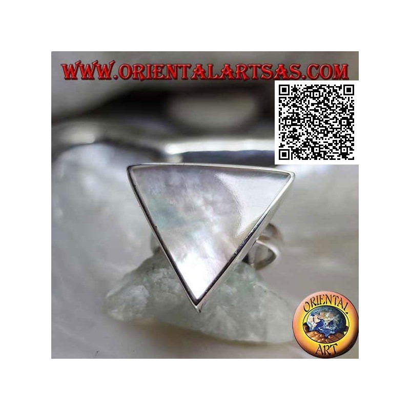 Anello in argento con madreperla grande triangolare incastonata a filo bordo liscio