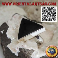 Anillo de plata con gran ónix triangular engastado en borde liso