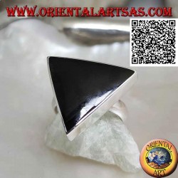 Bague en argent avec grand onyx triangulaire serti à bord lisse