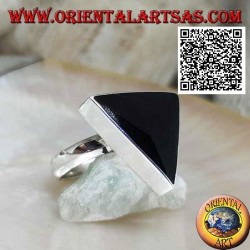 Anillo de plata con gran ónix triangular engastado en borde liso