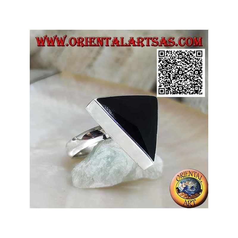 Bague en argent avec grand onyx triangulaire serti à bord lisse