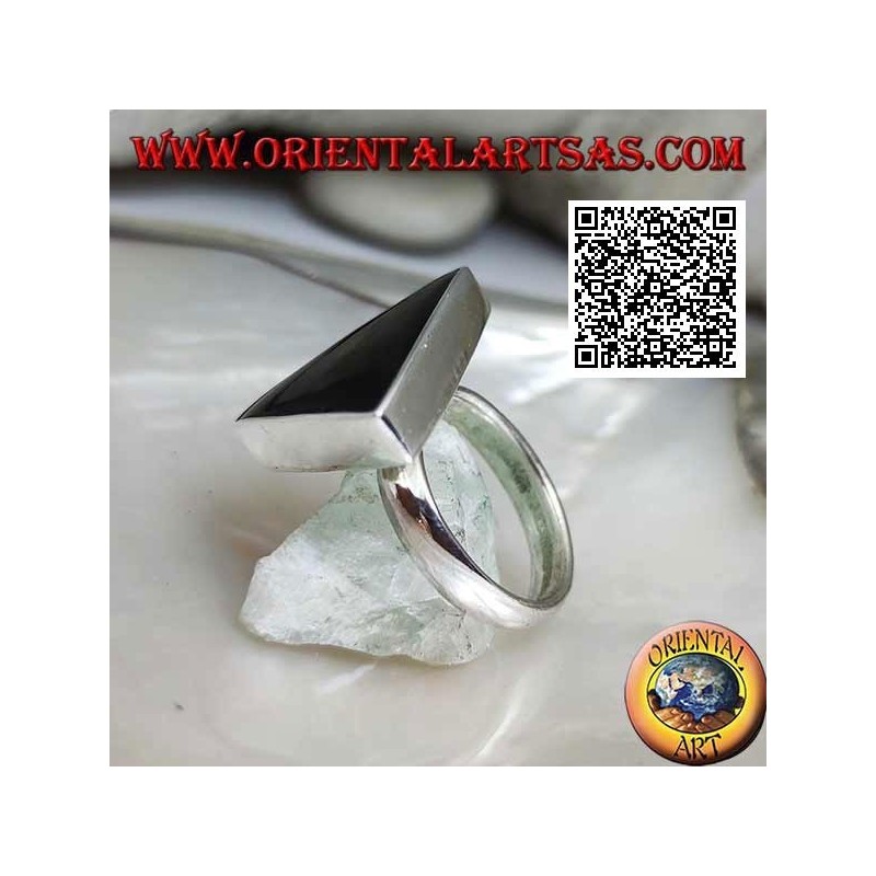 Bague en argent avec grand onyx triangulaire serti à bord lisse