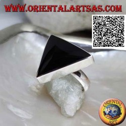 Silberring mit großem dreieckigem Onyx in glatter Kante