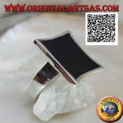 Bague en argent avec onyx rectangulaire concave étroit sur les côtés avec bord lisse