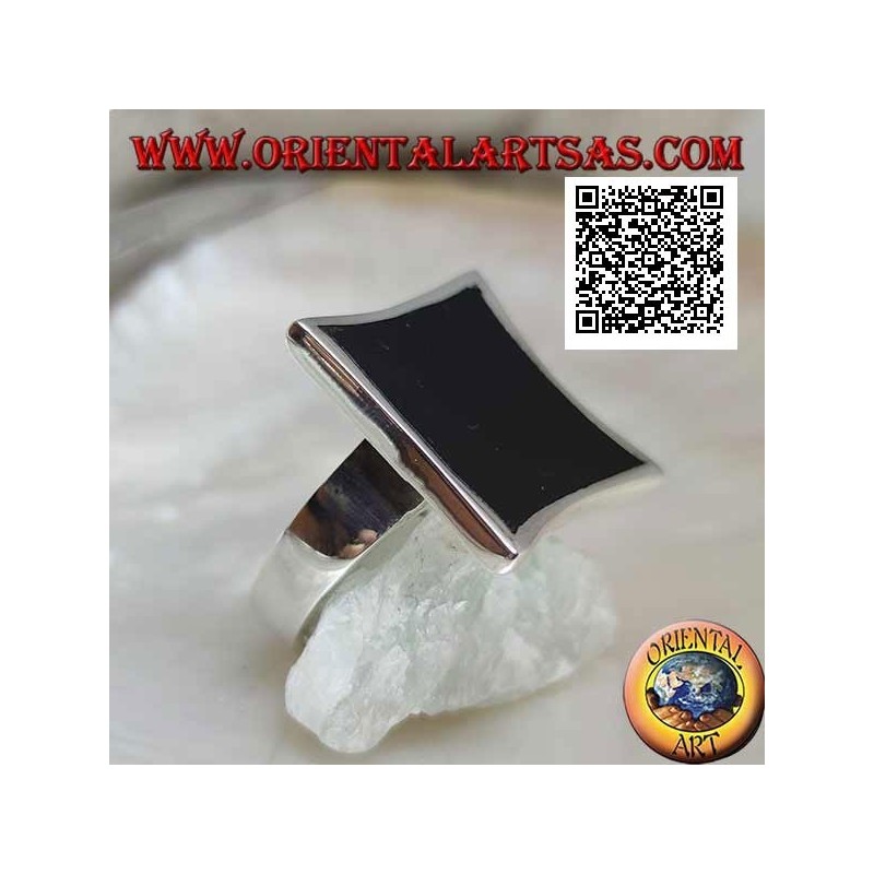 Silberring mit konkavem rechteckigem Onyx, an den Seiten schmal mit glatter Kante