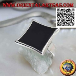 Bague en argent avec onyx rectangulaire concave étroit sur les côtés avec bord lisse